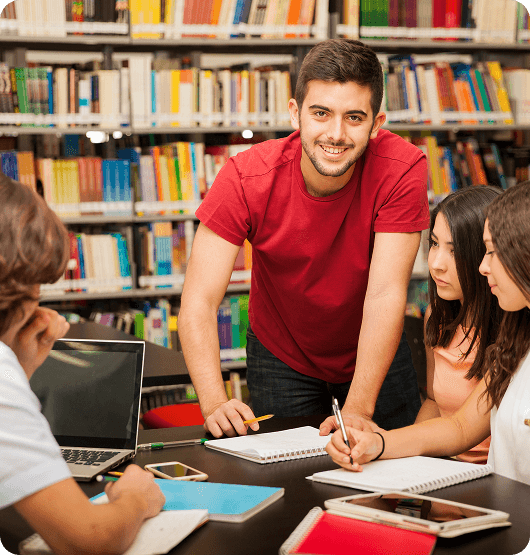 Öğretmen ve öğrenciler kütüphanede